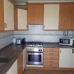 Appartement 1-bed - Sleeps 4 - Free Parking & Balcony