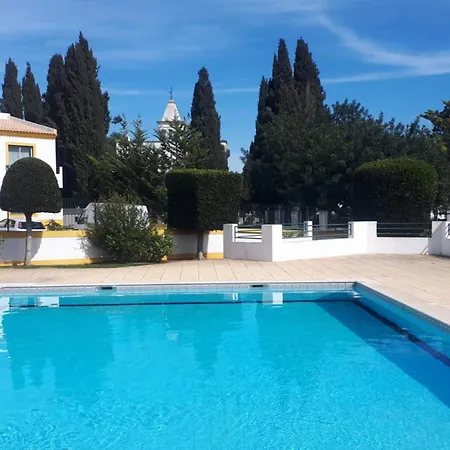 1-bed - Sleeps 4 - Free Parking & Balcony Apartment *