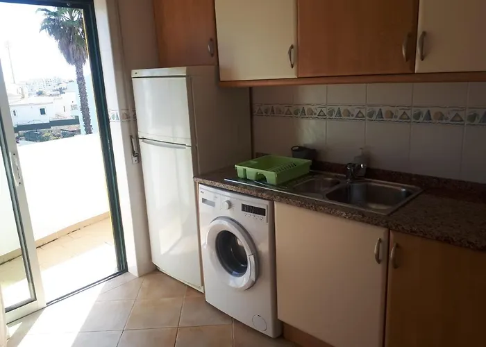 1-bed - Sleeps 4 - Free Parking & Balcony Apartment