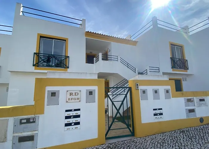 Apartment 1-bed - Sleeps 4 - Free Parking & Balcony Albufeira