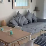 1-bed - Sleeps 4 - Free Parking & Balcony Apartament *