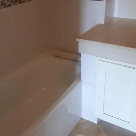 1-bed - Sleeps 4 - Free Parking & Balcony *