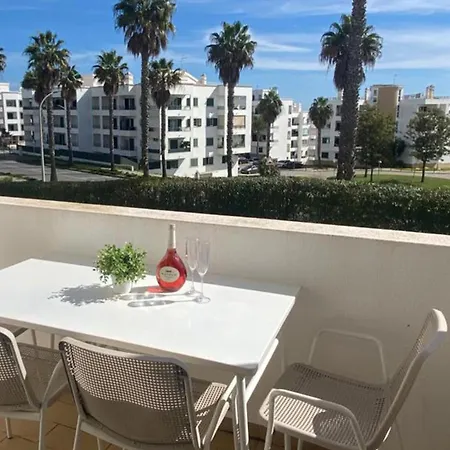 Apartament 1-bed - Sleeps 4 - Free Parking & Balcony *