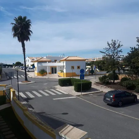 1-bed - Sleeps 4 - Free Parking & Balcony *