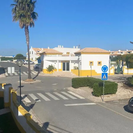 1-bed - Sleeps 4 - Free Parking & Balcony Daire