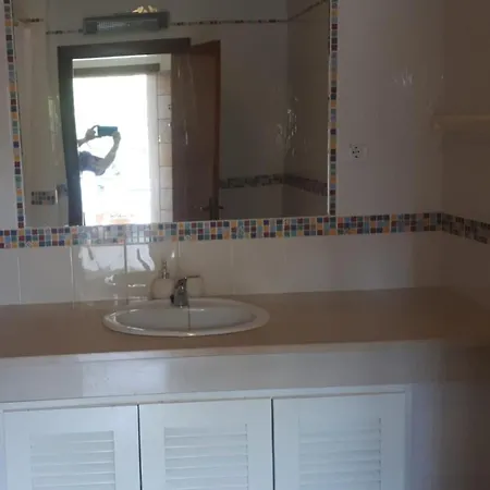 1-bed - Sleeps 4 - Free Parking & Balcony